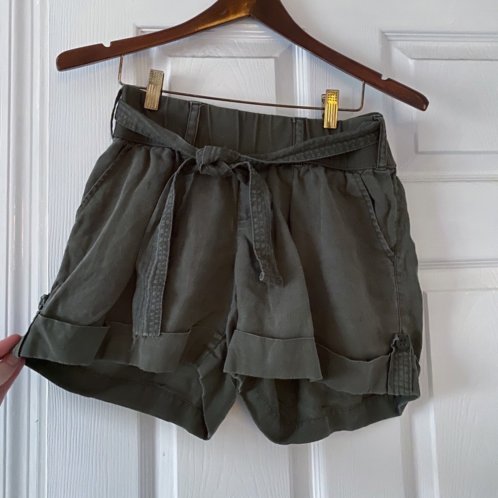 Dark green elastic shorts